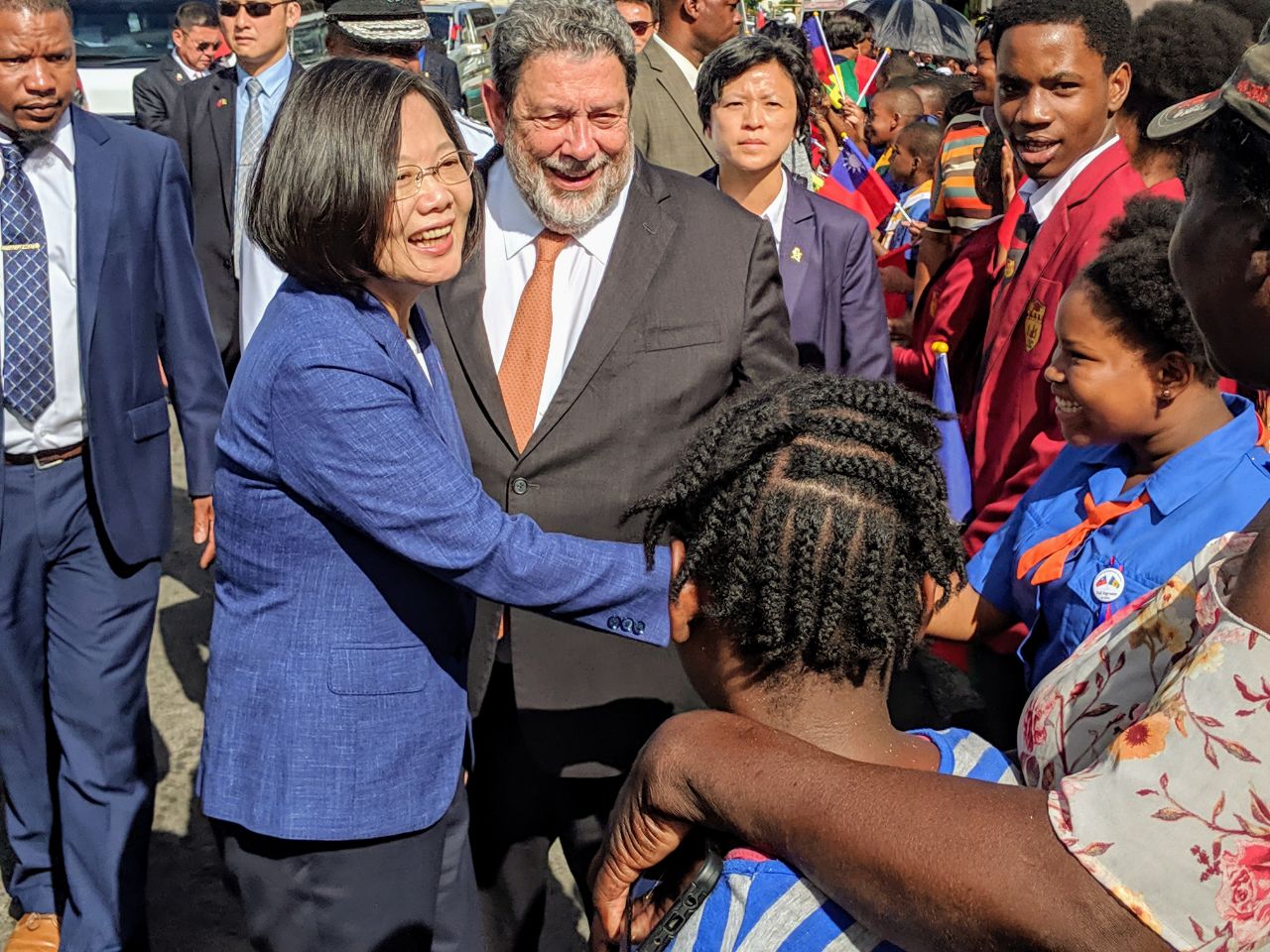 New Southbound Policy。President Tsai Ing-wen (second left) and Prime Minister Ralph E. Gonsalves (third left) greet well-wishers outside the House of Assembly July 17 in Kingstown, St. Vincent and the Grenadines. (MOFA)