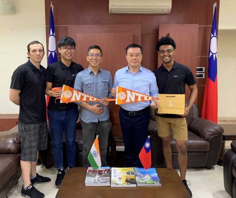 國立臺灣大學地理系簡旭伸教授率領永續發展目標調查團三位學生拜會駐清奈辦事處李朝成處長 國立臺灣大學地理系簡旭伸教授率領永續發展目標調查團三位學生拜會駐清奈辦事處李朝成處長圖片 - 新南向政策