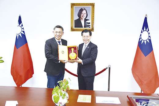 拜會駐星台北代表處 縣長推銷金酒 拜會駐星台北代表處 縣長推銷金酒圖片 - 新南向政策