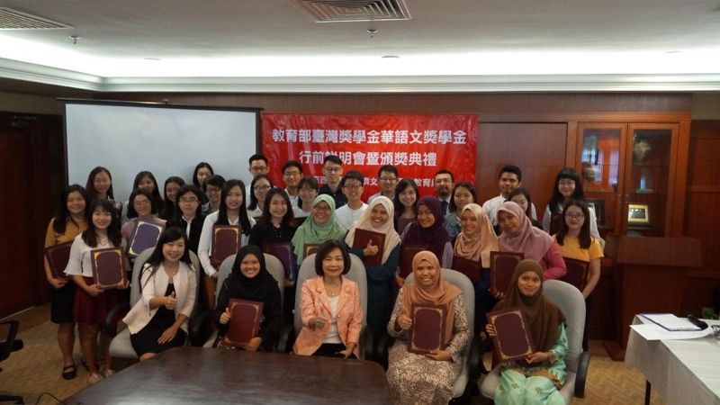 洪大使慧珠頒發2019年教育部臺灣獎學金及華語文獎學金證書予47名馬來西亞獲獎生 洪大使慧珠頒發2019年教育部臺灣獎學金及華語文獎學金證書予47名馬來西亞獲獎生圖片 - 新南向政策
