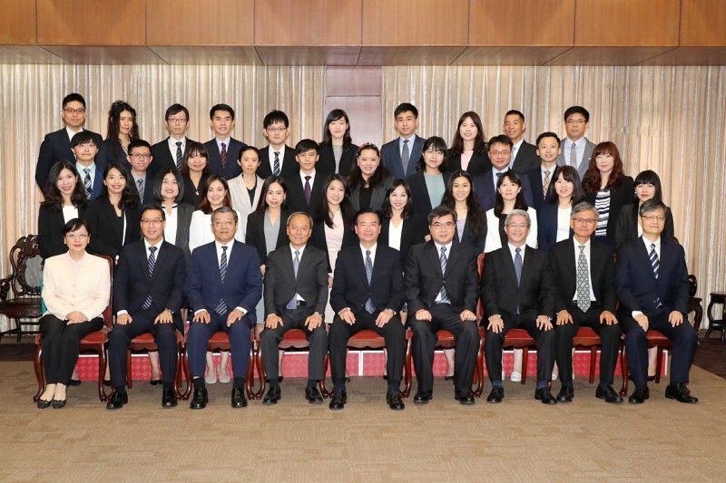 外交部長吳釗燮主持「第52期外交領事人員、第16期外交行政人員暨僑務委員會僑務人員專業講習班」結訓典禮 外交部長吳釗燮主持「第52期外交領事人員、第16期外交行政人員暨僑務委員會僑務人員專業講習班」結訓典禮圖片 - 新南向政策