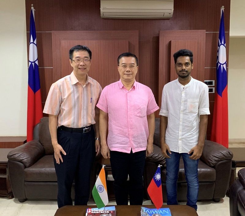 淡江大學楊龍杰教授偕印度博士生Vivek Jabaraj拜會駐清奈辦事處李朝成處長 淡江大學楊龍杰教授偕印度博士生Vivek Jabaraj拜會駐清奈辦事處李朝成處長圖片 - 新南向政策
