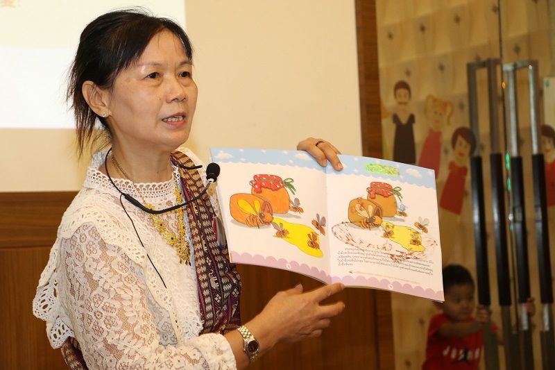 泰國新住民李拉雀薇說繪本故事教泰國童謠 「三碗低卡」問候語引來小朋友「我餓我餓」 泰國新住民李拉雀薇說繪本故事教泰國童謠 「三碗低卡」問候語引來小朋友「我餓我餓」圖片 - 新南向政策