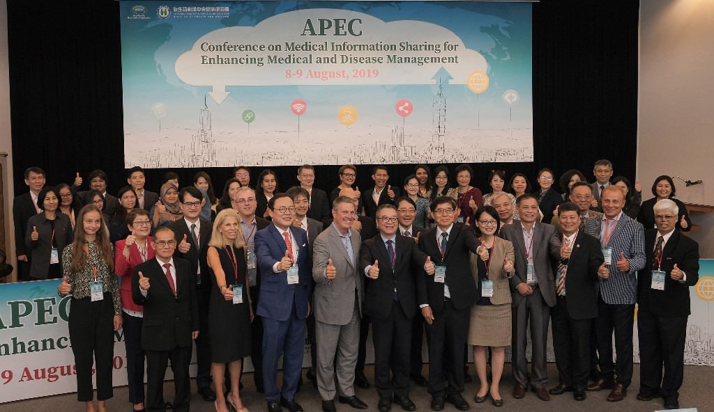 New Southbound Policy。Health experts and officials give the thumbs-up during the APEC medical information sharing conference Aug. 8 in Taipei City. (Courtesy of MOHW)