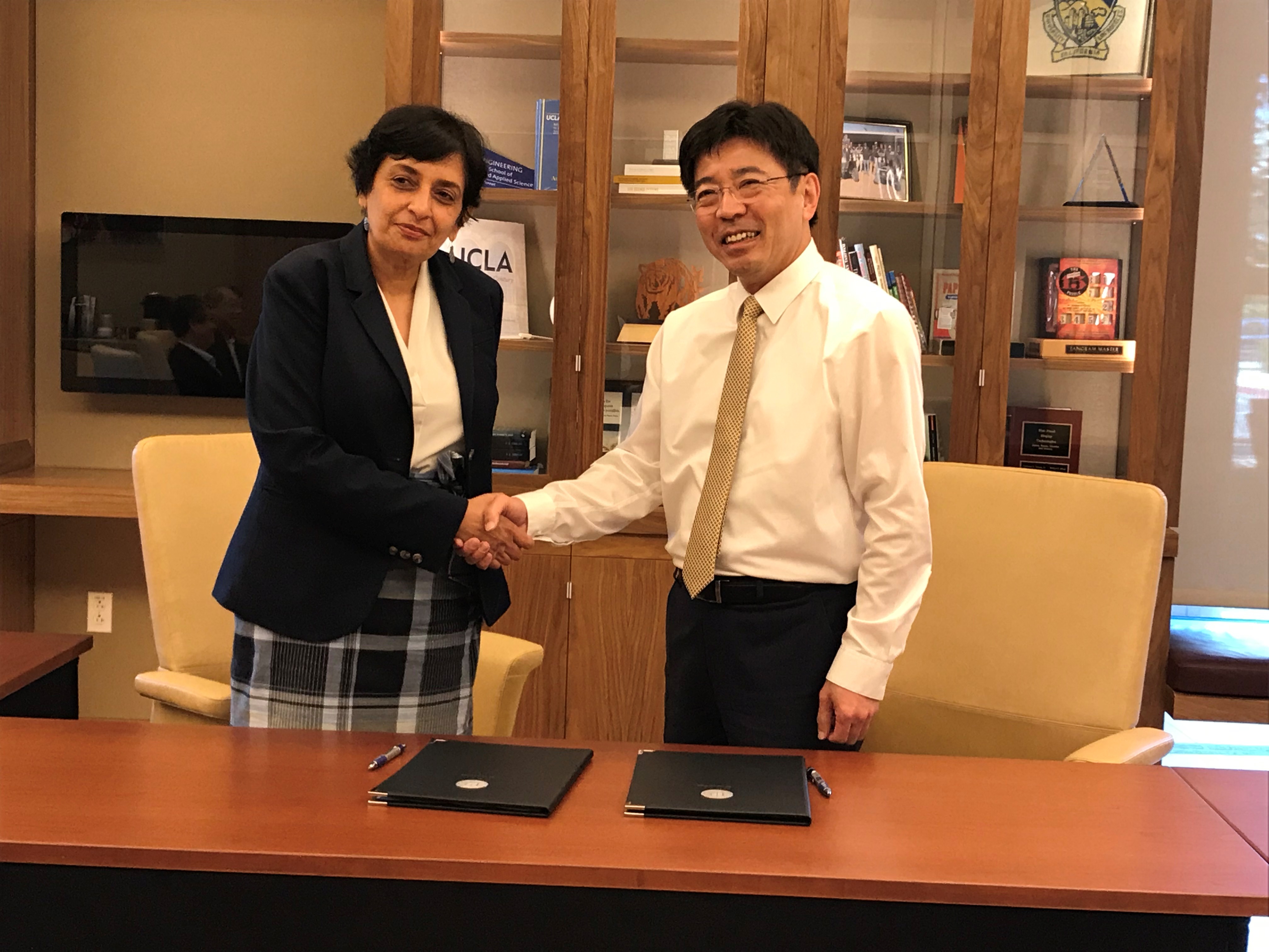 New Southbound Policy。ITRI President Edwin Liu (right) and Jayathi Murthy, dean of UCLA’s Samueli School of Engineering, celebrate the inking of a memorandum of understanding on artificial intelligence R&D cooperation Aug. 13 in northern Taiwan’s Hsinchu County. (Courtesy of ITRI)