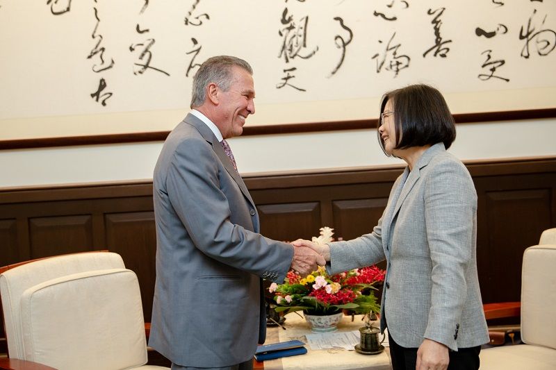 接見美台商業協會主席 總統盼臺美盡速展開雙邊貿易談判 接見美台商業協會主席 總統盼臺美盡速展開雙邊貿易談判圖片 - 新南向政策