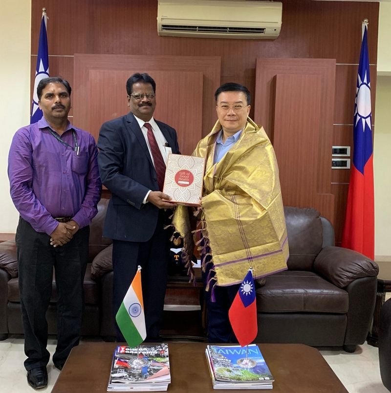清奈總督學院校長Dr. R. Ravanan偕該校地質系系主任Dr. B. Gowtham拜會駐清奈辦事處李朝成處長 清奈總督學院校長Dr. R. Ravanan偕該校地質系系主任Dr. B. Gowtham拜會駐清奈辦事處李朝成處長圖片 - 新南向政策