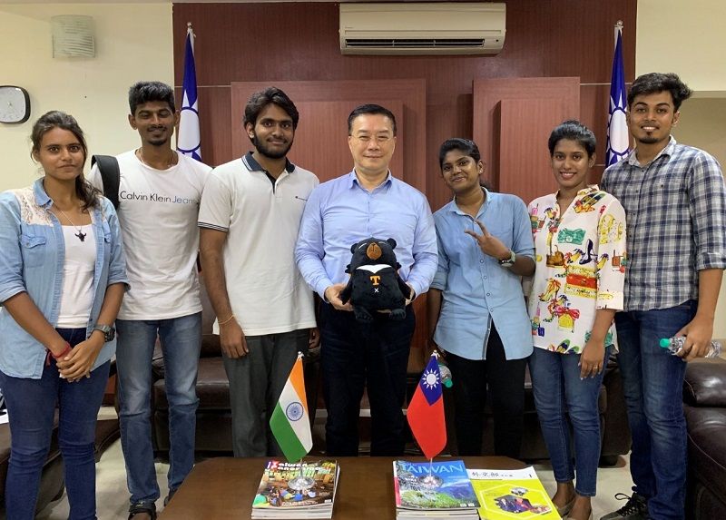 Six students, who are scheduled to go to Taiwan in September to study for Master’s or PhD Degree and on exchange programs, called on Director-General Charles Li of TECC in Chennai Six students, who are scheduled to go to Taiwan in September to study for Master’s or PhD Degree and on exchange programs, called on Director-General Charles Li of TECC in Chennai Photos - New Southbound Policy