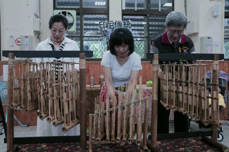 新新相印-多元文化童遊美食暨親子闖關 徐榛蔚與新住民姊妹共舞、體驗印尼傳統樂器同 新新相印-多元文化童遊美食暨親子闖關 徐榛蔚與新住民姊妹共舞、體驗印尼傳統樂器同圖片 - 新南向政策