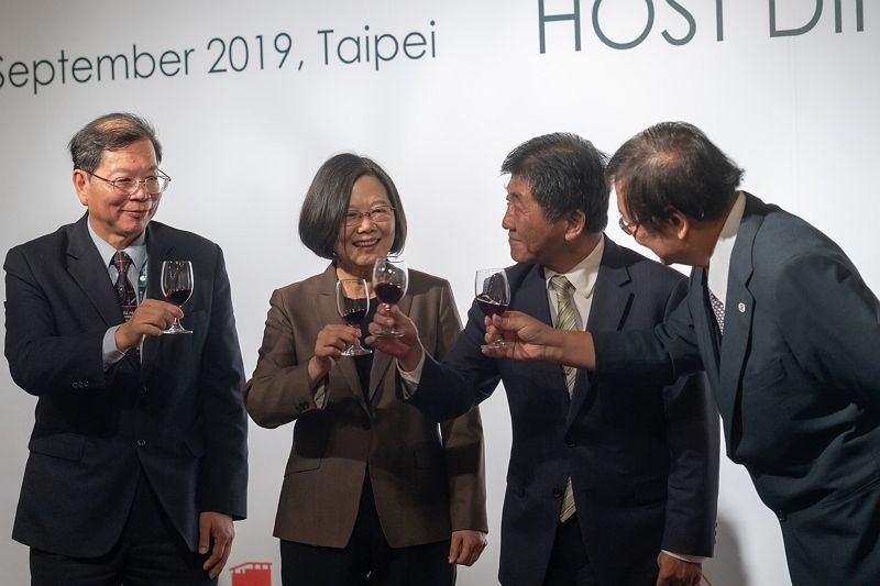 臺灣樂意與全球醫界分享我健保、醫院評鑑、病人安全通報網絡及長照2.0計畫等醫療照護經驗 臺灣樂意與全球醫界分享我健保、醫院評鑑、病人安全通報網絡及長照2.0計畫等醫療照護經驗圖片 - 新南向政策