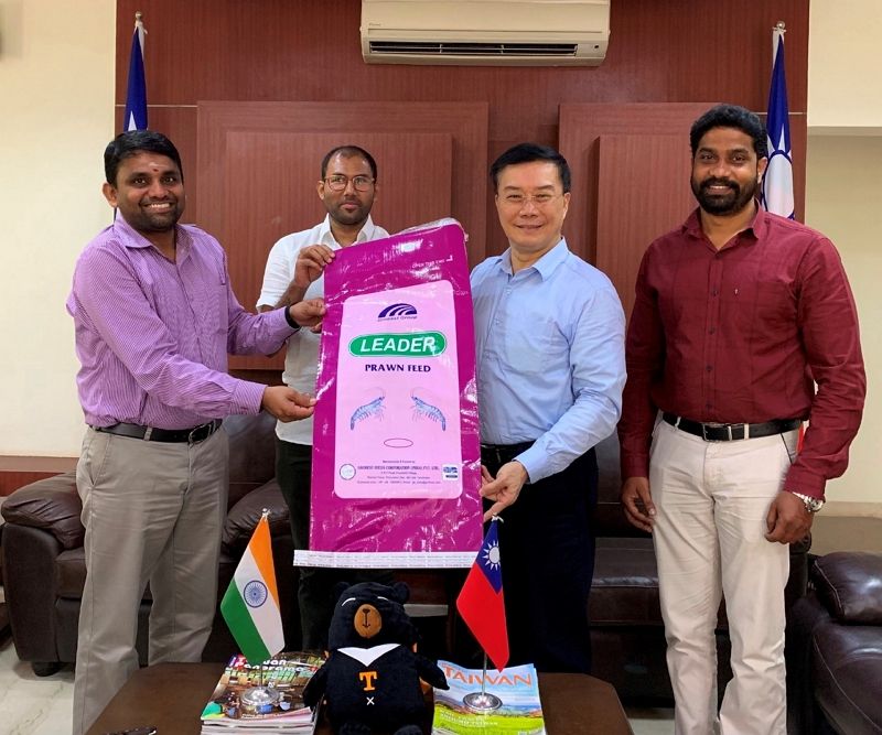 印商Shri Hari Bags (p) Ltd公司負責人Chidambaram T.偕市場開發經理Kerthivarunnan R.及企業家Jayasimhan Jayakumar拜會駐清奈辦事處李朝成處長 印商Shri Hari Bags (p) Ltd公司負責人Chidambaram T.偕市場開發經理Kerthivarunnan R.及企業家Jayasimhan Jayakumar拜會駐清奈辦事處李朝成處長圖片 - 新南向政策
