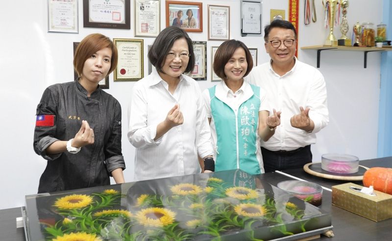 參訪3D果中花工作室 總統:成立「新住民發展基金」,設置「外來人士在臺生活諮詢服務熱線」,讓新住民在臺灣社會裡扮演更多角色,發揮更大功能 參訪3D果中花工作室 總統:成立「新住民發展基金」,設置「外來人士在臺生活諮詢服務熱線」,讓新住民在臺灣社會裡扮演更多角色,發揮更大功能圖片 - 新南向政策