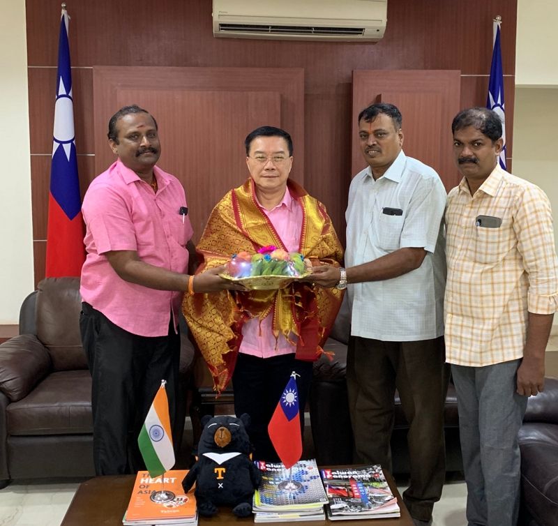 清奈市麥拉坡警察局警官Mr. Manivannan偕Mr. Venkatesalu、Mr. K. Soundarrajan兩位警官拜會駐清奈辦事處李朝成處長 清奈市麥拉坡警察局警官Mr. Manivannan偕Mr. Venkatesalu、Mr. K. Soundarrajan兩位警官拜會駐清奈辦事處李朝成處長圖片 - 新南向政策
