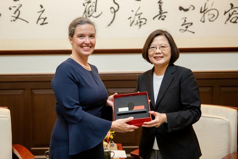 接見美國務院副助卿孫曉雅 總統重申與美國及理念相近國家加強合作 促成永續有包容性的經濟成長 接見美國務院副助卿孫曉雅 總統重申與美國及理念相近國家加強合作 促成永續有包容性的經濟成長圖片 - 新南向政策