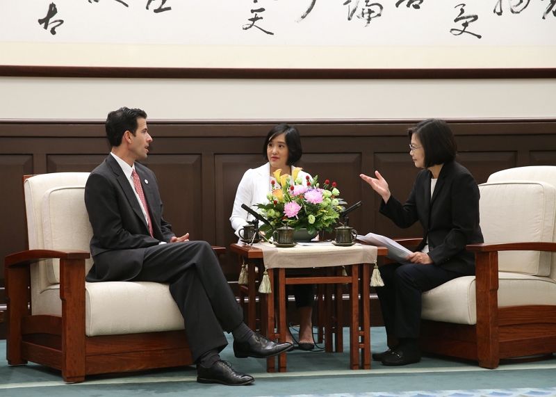 感謝美國「共和黨國際事務協會」來臺分享對抗假訊息經驗 總統:一起為捍衛民主來努力 感謝美國「共和黨國際事務協會」來臺分享對抗假訊息經驗 總統:一起為捍衛民主來努力圖片 - 新南向政策