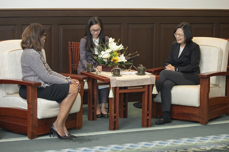 New Southbound Policy。President Tsai Ing-wen (right) discusses Taiwan’s global health contributions with AMA President Dr. Patrice Harris at the Presidential Office Nov. 8 in Taipei City. (Courtesy of PO)