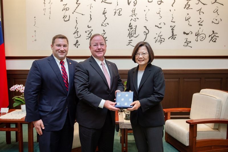 接見美國聯邦眾議員 總統:臺灣是美堅定的夥伴 共同捍衛民主自由的價值 接見美國聯邦眾議員 總統:臺灣是美堅定的夥伴 共同捍衛民主自由的價值圖片 - 新南向政策