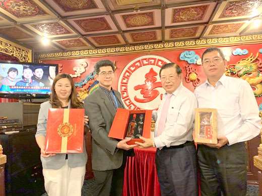金門訪汶團與鄉僑敘鄉情 贈金門名產予僑領林國欽 金門訪汶團與鄉僑敘鄉情 贈金門名產予僑領林國欽圖片 - 新南向政策