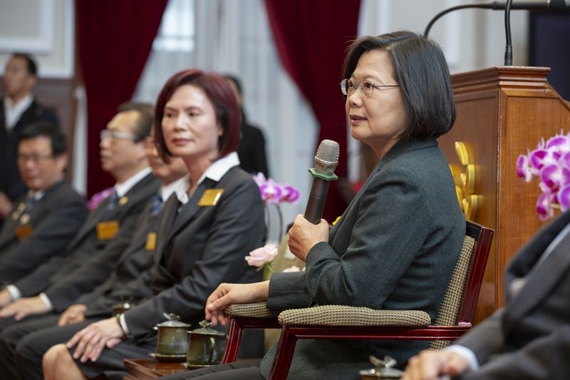 接見創業楷模暨創業相扶獎得獎人 總統:「新創走廊」給創業者更好的環境 一起做好準備、面對挑戰 接見創業楷模暨創業相扶獎得獎人 總統:「新創走廊」給創業者更好的環境 一起做好準備、面對挑戰圖片 - 新南向政策