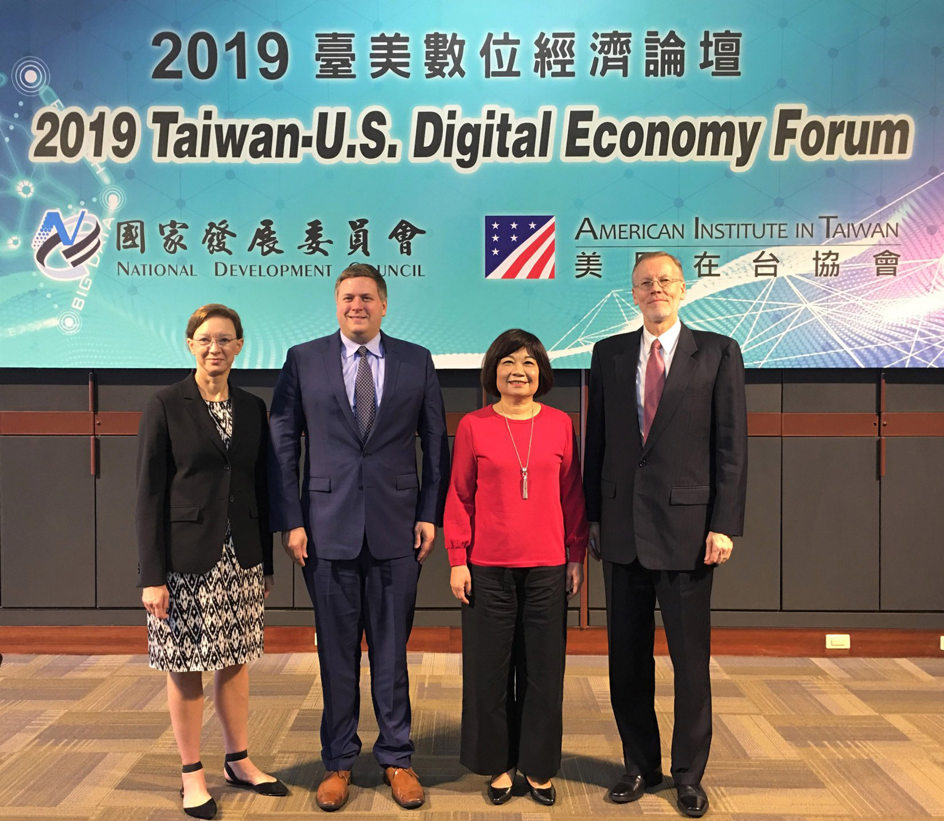 New Southbound Policy。NDC Minister Chen Mei-ling (second right) is joined by Ian Steff (second left), assistant secretary for global markets and director general of the U.S. and Foreign Commercial Service under the U.S. Department of Commerce’s International Trade Administration, and AIT Director Brent Christensen at the Taiwan-U.S. Digital Economy Forum Dec. 10 in Taipei City. (Courtesy of NDC)