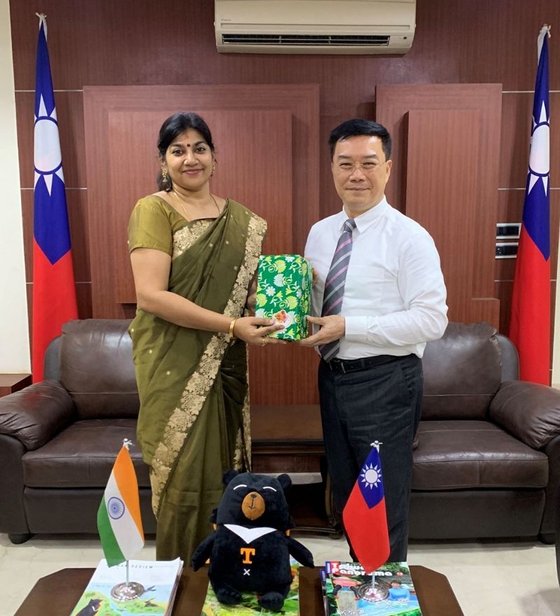 清奈馬德拉斯基督教學院助理教授 Dr. Meera Rajeev Kumar偕四位學生拜會駐清奈辦事處李朝成處長 清奈馬德拉斯基督教學院助理教授 Dr. Meera Rajeev Kumar偕四位學生拜會駐清奈辦事處李朝成處長圖片 - 新南向政策