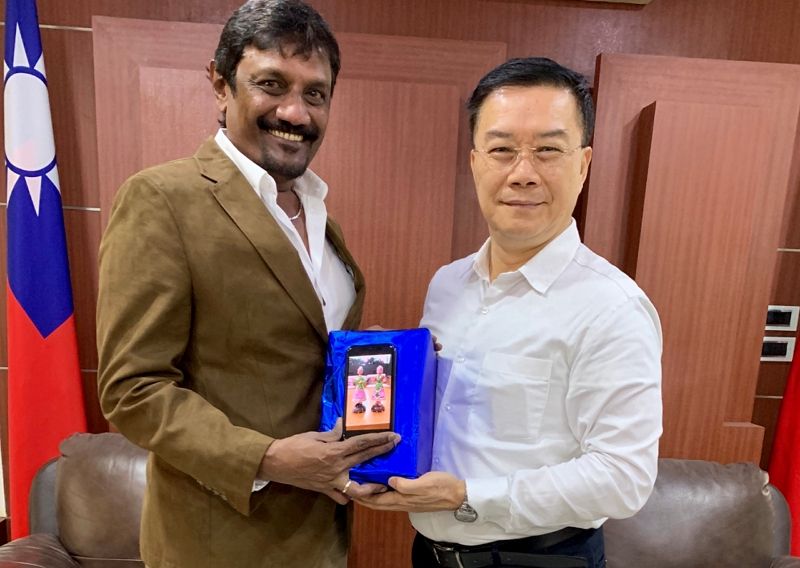 印商Inspiredge執行長Sumit Bothra陪同臺灣著名針織機械設計製造廠商佰龍機械場股份有限公司南印度代理商 Mr. Elango、臺商諾瓦材料科技股份有限公司楊聯智總經理、客戶經理吳芝菁、國外業務代表黃少壕等人拜會駐清奈辦事處李朝成處長 印商Inspiredge執行長Sumit Bothra陪同臺灣著名針織機械設計製造廠商佰龍機械場股份有限公司南印度代理商 Mr. Elango、臺商諾瓦材料科技股份有限公司楊聯智總經理、客戶經理吳芝菁、國外業務代表黃少壕等人拜會駐清奈辦事處李朝成處長圖片 - 新南向政策
