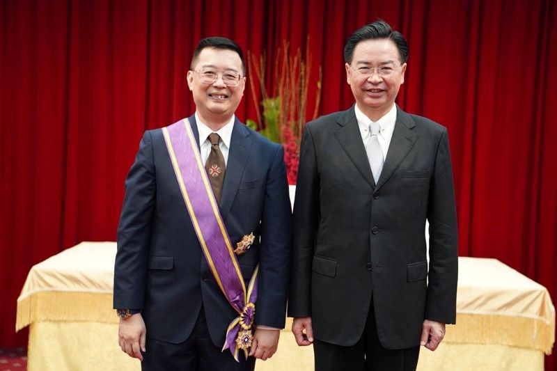 外交部長吳釗燮代表總統頒贈「大綬景星勳章」予新加坡駐台北商務辦事處代表黃偉權 外交部長吳釗燮代表總統頒贈「大綬景星勳章」予新加坡駐台北商務辦事處代表黃偉權圖片 - 新南向政策