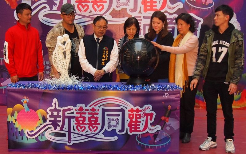 台灣燈會新住民燈區主燈「融漪」亮相 雙人相擁象徵愛與包容 台灣燈會新住民燈區主燈「融漪」亮相 雙人相擁象徵愛與包容圖片 - 新南向政策