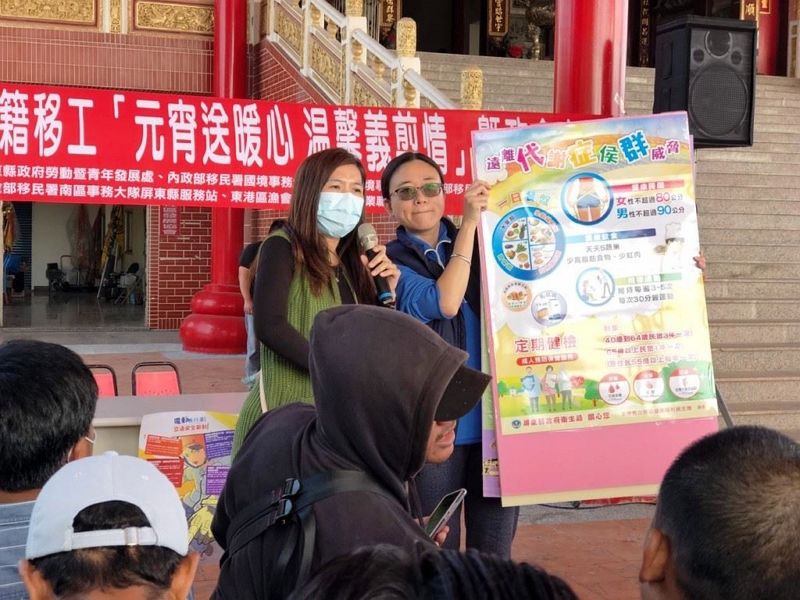 屏縣辦外籍移工「元宵送暖心‧溫馨義剪情暨防疫宣導」活動 屏縣辦外籍移工「元宵送暖心‧溫馨義剪情暨防疫宣導」活動圖片 - 新南向政策