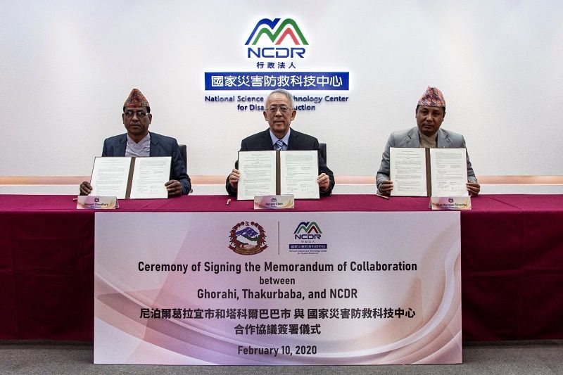 New Southbound Policy。นายเฉินหงอวี่ (กลาง) ผู้อำนวยการ NCDR และ Mr. Narulal Chaudhary (ซ้าย) ผู้ว่าการเมือง Ghorahi พร้อมด้วยMr. Ghan Narayan Shrestha (ขวา) ผู้ว่าการเมือง Thakurbaba ร่วมลงนามความตกลงว่าด้วยการป้องกันภัยพิบัติระหว่างกัน (ภาพจาก MOST)