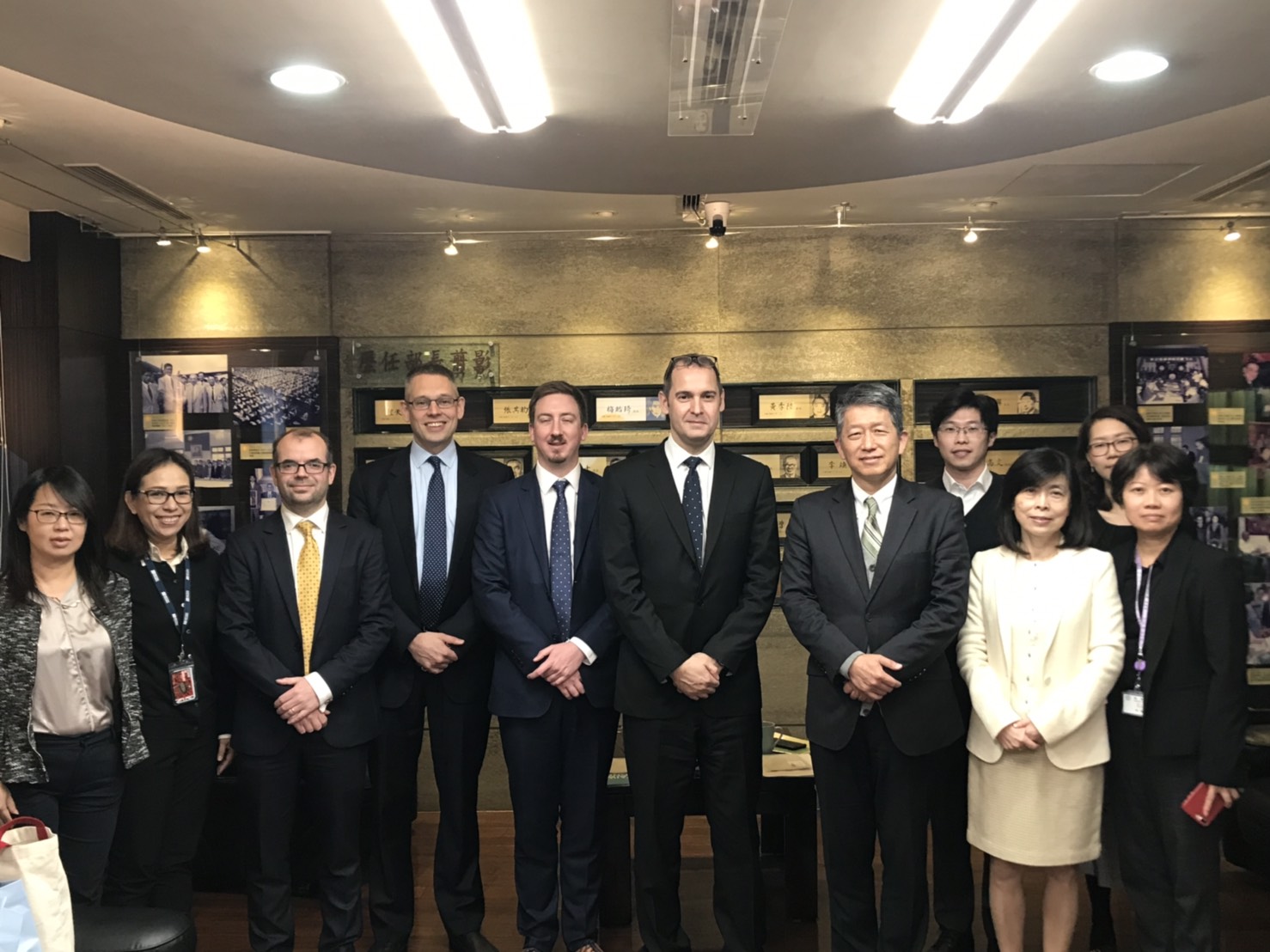 New Southbound Policy。Paul Nightingale (fourth right), director of strategy and operations at ESRC, is all smiles alongside other delegate members and Bi Cheu-an (front, third right), director-general of MOE’s Department of International and Cross-strait Education, Feb. 6 in Taipei City. (Courtesy of MOE)