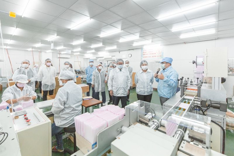 口罩單日可突破1千萬片產量 總統肯定口罩國家隊成員展現出產業實力 把臺灣守好顧好 口罩單日可突破1千萬片產量 總統肯定口罩國家隊成員展現出產業實力 把臺灣守好顧好圖片 - 新南向政策