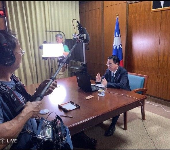 外交部長吳釗燮接受加拿大廣播公司專訪談臺灣防疫經驗 外交部長吳釗燮接受加拿大廣播公司專訪談臺灣防疫經驗圖片 - 新南向政策