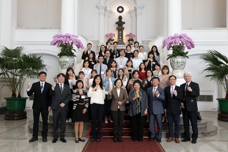 接見臺灣防疫英雄 總統:大家一起奮戰 守住疫情 守住臺灣人民的健康 接見臺灣防疫英雄 總統:大家一起奮戰 守住疫情 守住臺灣人民的健康圖片 - 新南向政策
