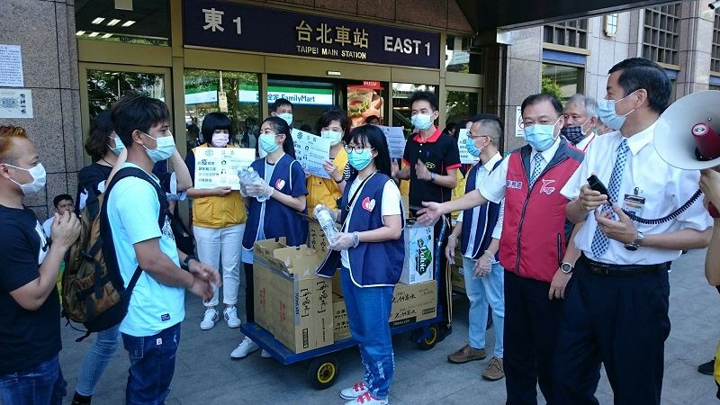 TRA distributes water to migrant workers as gratitude for their cooperation amid virus outbreak TRA distributes water to migrant workers as gratitude for their cooperation amid virus outbreak Photos - New Southbound Policy