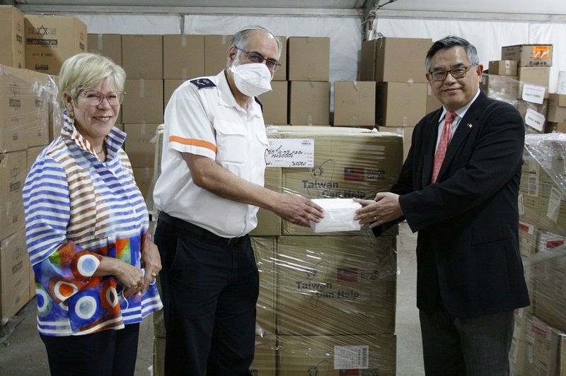 New Southbound Policy。Ngày 25/5, Đại diện Văn phòng Kinh tế và Văn hóa Đài Bắc tại Tel Aviv (Israel) – ông Trương Quốc Bảo (bên phải) đã trao tặng 100.000 chiếc khẩu trang y tế cho tổ chức “Ngôi sao David đỏ” (Magen David Adom, gọi tắt là MDA) – phân hội Israel của Hội Chữ thập đỏ quốc tế. Phó Chủ tịch phụ trách cộng đồng của MDA – ông Ely Jaffe (đứng giữa) đã tiếp nhận quà viện trợ và ca ngợi các sản phẩm sản xuất tại Đài Loan (Ảnh do Văn phòng đại diện tại Israel cung cấp)