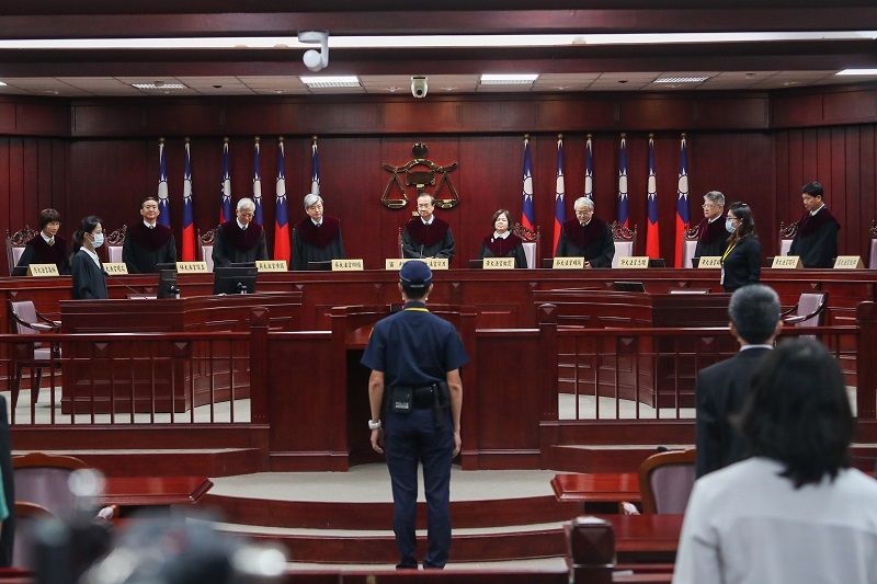 New Southbound Policy。Ngày 29/5, Hội nghị Đại thẩm phán của Viện Tư pháp đã tiến hành phiên diễn giải thứ 791; theo đó, quy định “việc bãi nại đối với người vợ (hoặc chồng) không có hiệu lực đối với người thông gian với vợ (hoặc chồng) người đó” tại Điều 239 (về tội thông gian) Luật Hình sự và Điều 239 Bộ luật Tố tụng Hình sự là vi phạm Hiến pháp, đồng thời tuyên bố quy định này sẽ lập tức mất hiệu lực (Ảnh: CNA)