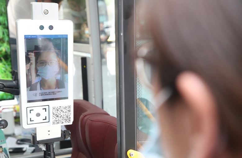 New Southbound Policy。Bus ini juga dilengkapi dengan teknologi pencegahan wabah, seperti alat pengukur suhu tubuh otomatis, dan alat sensor untuk mengetahui apakah penumpang yang naik ke dalam bus mengenakan masker atau tidak. (Foto oleh CNA)