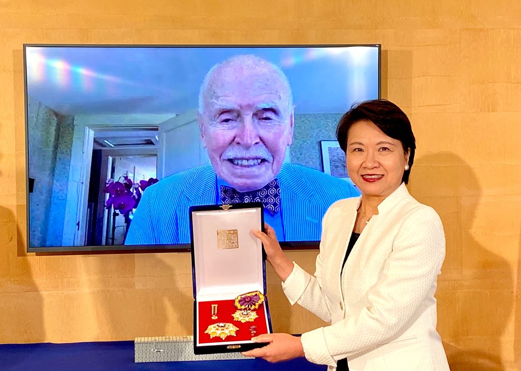 New Southbound Policy。TECO in New York Director-General Lily Hsu displays the Order of Brilliant Star with Grand Cordon as Jerome Cohen looks on via videoconferencing July 2 in the Big Apple. (TECO in New York)