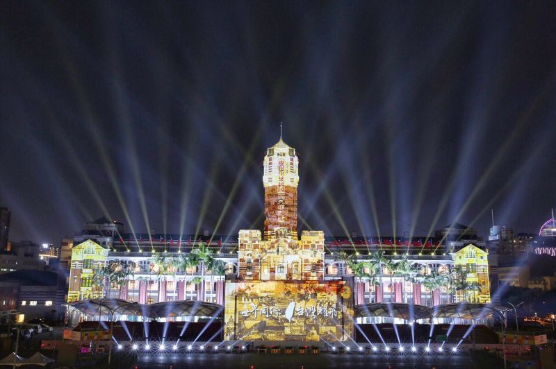 New Southbound Policy。Chương trình biểu diễn ánh sáng laser tại Phủ Tổng thống vào lễ Quốc khánh năm 2019 do Tổng hội Văn hóa Trung Hoa (GACC) tổ chức đã giành giải “Thiết kế Thương hiệu và Truyền thông” (Brands & Communication Design) của Giải thưởng Red Dot Design Award 2020 (Ảnh: GACC)