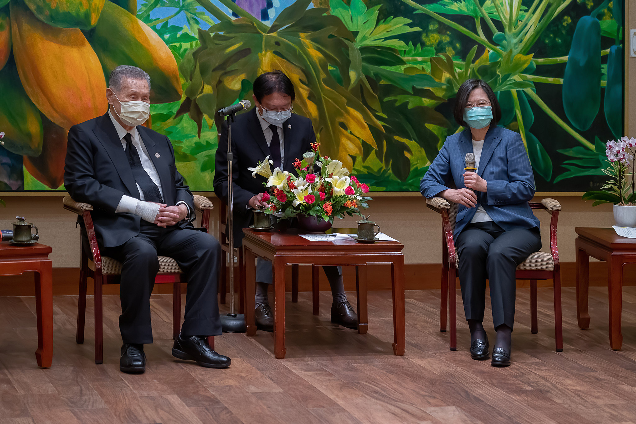 New Southbound Policy。President Tsai Ing-wen (right) discusses bilateral relations with former Japan PM Yoshiro Mori (left) at the Presidential Office Aug. 9 in Taipei City. (Courtesy of PO)