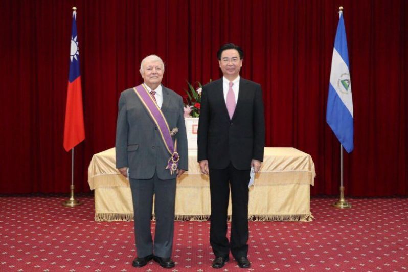 New Southbound Policy。Bộ trưởng Bộ Ngoại giao Ngô Chiêu Nhiếp (bên phải) trao tặng Huân chương Đại thụ cảnh tinh (Order of Brilliant Star) cho ông William Manuel Tapia Alemán (bên trái) – Đại sứ sắp kết thúc nhiệm kỳ kiêm Trưởng đoàn Ngoại giao nước Cộng hòa Nicaragua tại Đài Loan (Ảnh: Bộ Ngoại giao)