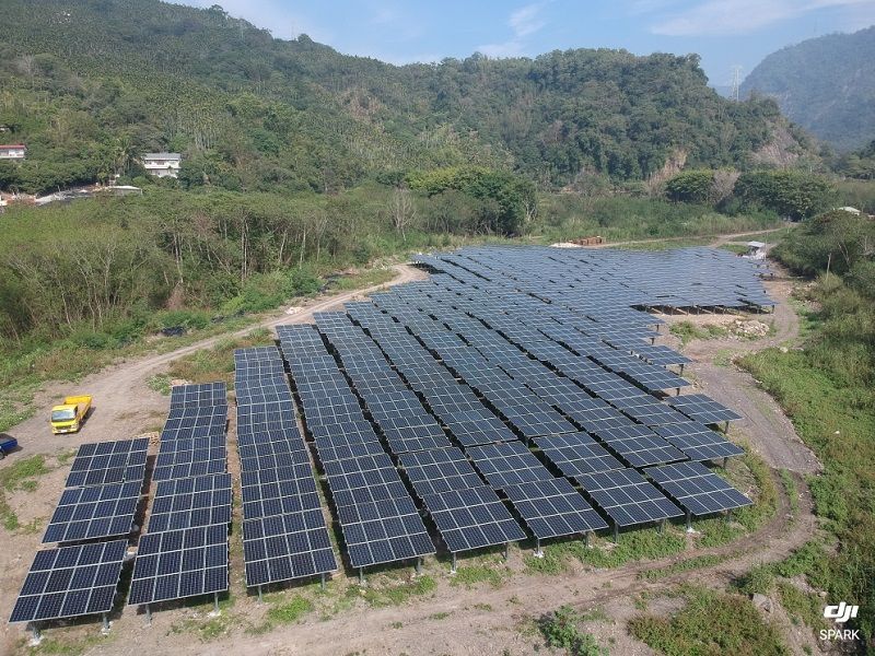 New Southbound Policy。Cánh đồng điện mặt trời Đại Loan từng là nơi trú ẩn cho người dân vùng thiên tai sau trận động ngày 21/9/1999. Công ty Điện lực Đài Loan đã xây dựng Khu công viên quang điện có diện tích 13 hecta và đặc biệt chọn ngày 21/9/2019 – tròn 20 năm sau trận động đất lớn – để bắt đầu sản xuất điện (Ảnh: Bộ Kinh tế)