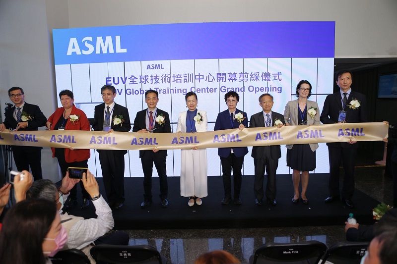 New Southbound Policy。ASML – công ty hàng đầu về thiết bị chủ chốt chế tạo chất bán dẫn đã tổ chức lễ khai trương “Trung tâm Đào tạo công nghệ toàn cầu EUV” vào ngày 20/8 tại Công viên Khoa học phía nam Đài Loan. Bộ trưởng Bộ Kinh tế Vương Mỹ Hoa (đứng giữa) và các vị khách mời đã đến dự buổi lễ (Ảnh: Bộ Kinh tế)