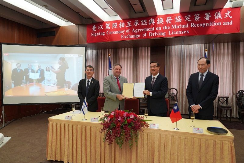 New Southbound Policy。Thứ trưởng thường trực Bộ Ngoại giao Tào Lập Kiệt (thứ 2, từ phải qua), Vụ trưởng Vụ Tây Á và châu Phi Dương Tâm Di (bìa phải) và Cục trưởng Cục Đường bộ (thuộc Bộ Giao thông) Trần Văn Thụy (bìa trái) cùng chứng kiến lễ ký kết hiệp định giữa Đài Loan và Israel (Ảnh: Bộ Ngoại giao)