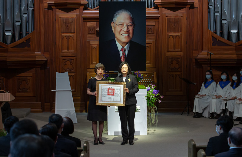 New Southbound Policy。President Tsai Ing-wen (right) presents a citation to late President Lee Teng-hui’s eldest daughter honoring the contributions of the former leader to Taiwan during the memorial service Sept. 19 in New Taipei City. (Courtesy of Presidential Office)