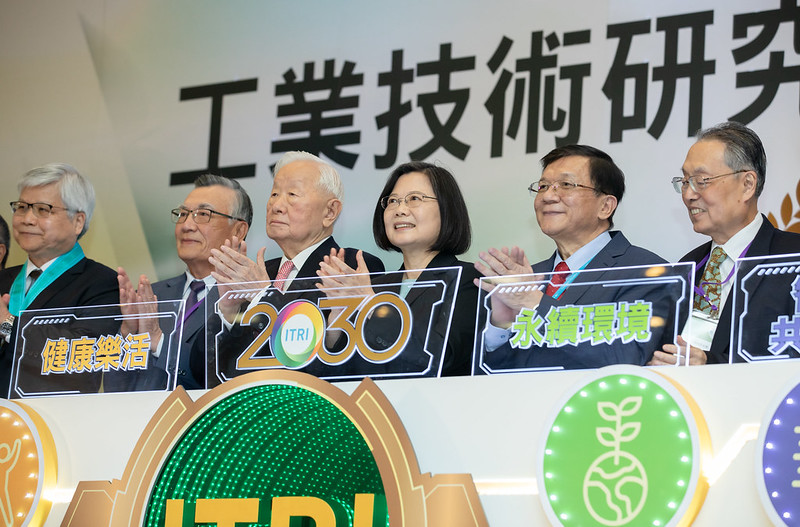 New Southbound Policy。Presiden Tsai melanjutkan pidatonya dengan mengucapkan selamat kepada 7 orang akademisi yang baru terpilih, dan menyampaikan rasa terima kasih atas kontribusi yang telah diberikan ITRI, khususnya dalam upaya pemerintah mencegah penyebaran wabah. (Foto oleh Kantor Istana Kepresidenan, ROC)