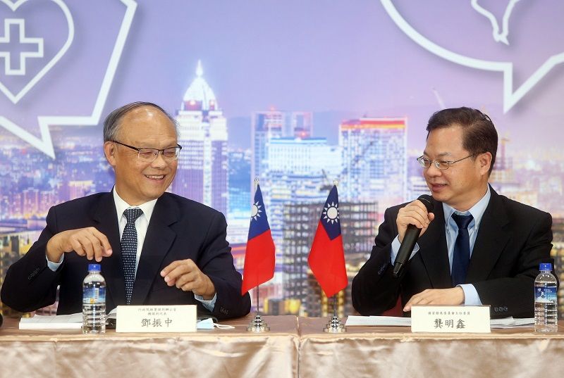 New Southbound Policy。เมื่อวันที่ 16 พ.ย. ไต้หวันได้จัดงานแถลงข่าวก่อนการประชุมรัฐมนตรีเอเปคขึ้น ณ ที่ทำการคณะกรรมการเพื่อการพัฒนาแห่งชาติ (NDC) โดยมีนายกงหมิงซิน (ขวา) ประธาน NDC และนายเติ้งเจิ้นจง (ซ้าย) หัวหน้าคณะผู้แทนเจรจาการค้าของสำนักงานเจรจาการค้า สภาบริหาร สาธารณรัฐจีน (ไต้หวัน) ทำหน้าที่เป็นตัวแทนในการชี้แจงแผนการประชุมในครั้งนี้ (ภาพจาก CNA)