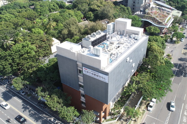 New Southbound Policy。Institut Penelitian Semikonduktor cabang Tainan ini memiliki keunggulan lokasi, dan keunggulan SDM, selain itu TSMC telah memutuskan akan membangun fasilitas fabrikasi semikonduktor 3 nanometer di Taman Industri Teknologi Taiwan Selatan. Ketiga hal tersebut turut memberikan nilai tambah bagi pembukaan Institut Penelitian Semikonduktor Taiwan di Tainan. (Foto oleh National Cheng Kung University)
