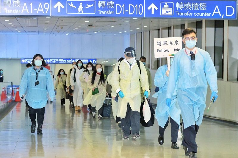 New Southbound Policy。Ngày 30/12, Trung tâm chỉ đạo phòng chống dịch bệnh trung ương (CECC) thông báo: Cân nhắc tình hình dịch bệnh Covid-19 vẫn đang hoành hành nghiêm trọng trên thế giới, nhằm duy trì an toàn phòng chống dịch bệnh trong nước và đảm bảo sức khỏe cho người dân Đài Loan, bắt đầu từ lúc 0 giờ ngày 1/1/2021, Đài Loan sẽ thắt chặt quy định nhập cảnh và kiểm dịch đối với người nước ngoài. Ảnh trên chụp tại sân bay Đào Viên vào ngày 27/12 (Ảnh: CNA)